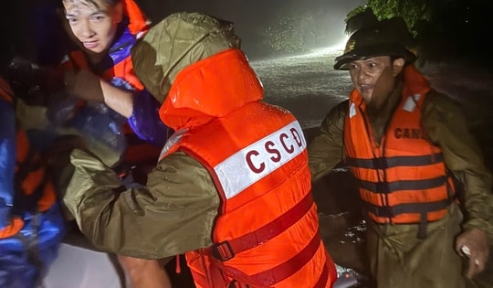 Giải cứu 3 người khỏi căn nhà ngập sâu, nguy cơ đổ sập trong đêm mưa lũ