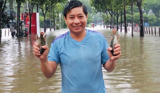 Hà Nội ngập sâu, người dân ra giữa đường đạp vịt, bắt cá