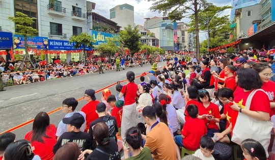 Tuyệt đối không làm những điều này khi đi xem diễu binh, diễu hành nếu không muốn mất tiền, phạt tù