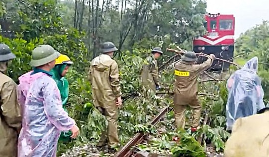 Bão số 5 gây 44 điểm ách tắc giao thông, hàng không và đường sắt tê liệt nhiều giờ