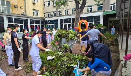 Nhân viên y tế khắc phục hậu quả bão số 5, đảm bảo khám chữa bệnh