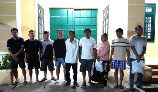 Công an ập vào bắt giữ 10 'con bạc' đang sát phạt nhau trong rẫy