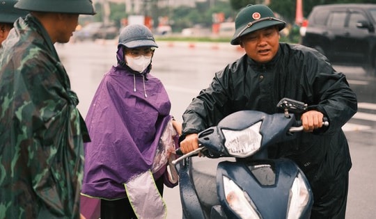 Bộ đội tên lửa dầm mưa sửa xe giúp người dân ở Hà Nội

