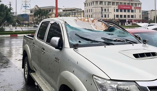 Đường phố Hà Tĩnh ngổn ngang sau bão số 5