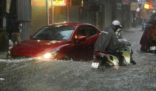 Những tuyến phố nào của Hà Nội tiếp tục ngập nặng trong sáng nay?