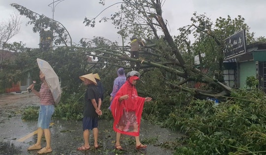 Bão số 5 tàn phá Hà Tĩnh, 10 người thương vong, hàng nghìn ngôi nhà hư hại