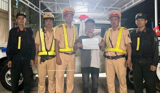 Kiểm tra nồng độ cồn, CSGT phát hiện thanh niên dương tính với ma túy