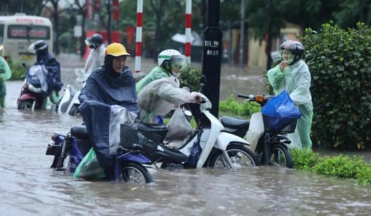Nhiều tuyến phố Hà Nội ngập sâu trong mưa, xe không thể di chuyển