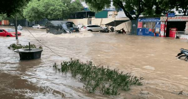 Video: Phố Hà Nội thành ‘biển nước’, sóng đánh dồn dập