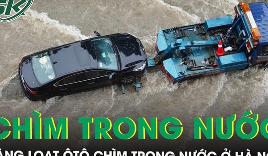 Hà Nội chìm trong biển nước, hàng loạt ôtô chết máy, chờ cứu hộ trên đường