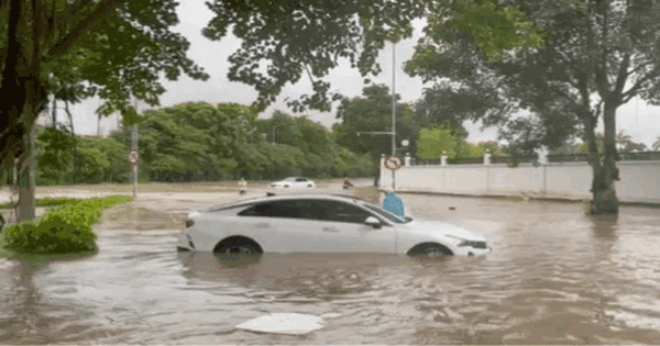 Hà Nội ngập sâu, ô tô nổi lềnh bềnh trong nước, chết máy hàng loạt