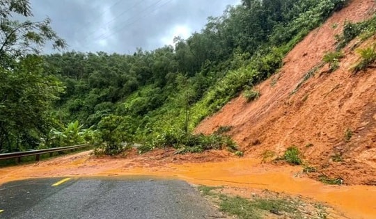 Nhiều tuyến giao thông huyết mạch tại phía Tây Thanh Hóa bị ngập lụt, sạt lở do bão số 5