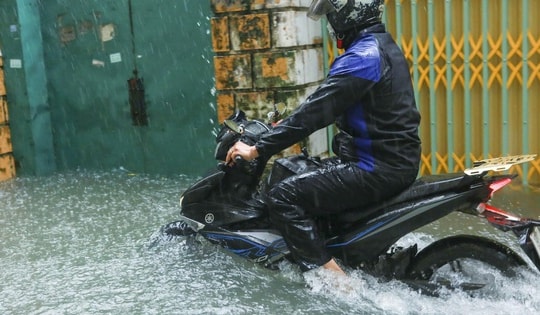 Mưa từ đêm tới sáng, người dân phải nghỉ làm, dọn dẹp nhà cửa vì ngập lụt