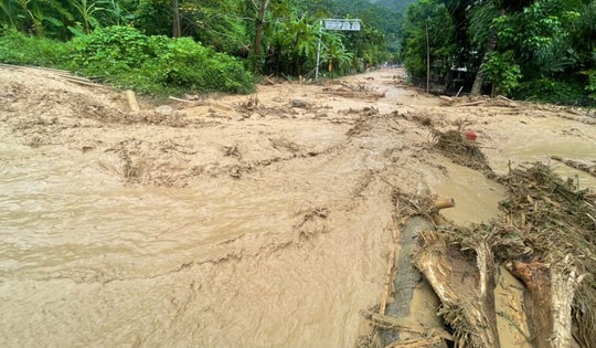 Video: Nước lũ cuồn cuộn đổ về chia cắt nhiều bản, làng ở vùng biên Thanh Hóa