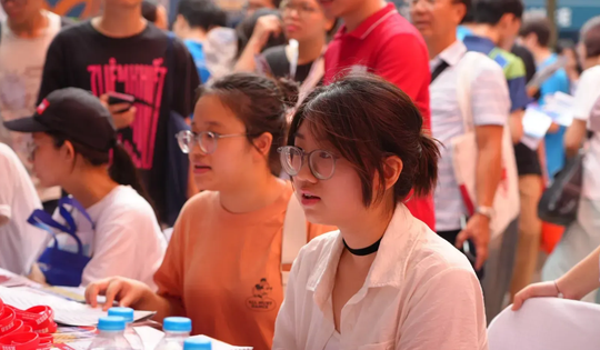 Loạt trường đại học công bố chính sách hỗ trợ 'khủng' cho tân sinh viên