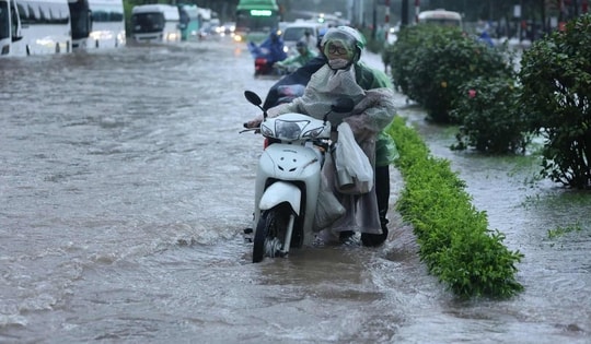 Miền Bắc mưa dông mạnh hết sáng nay, buổi chiều mưa giảm dần