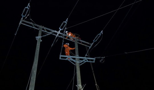 Xuyên đêm khôi phục điện cho người dân ở Nghệ An sau bão số 5