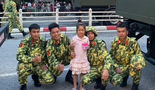 Khát khao tận mắt chứng kiến những đoàn quân đi qua