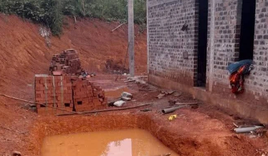 Cháu bé tử vong thương tâm dưới hố nước cạnh nhà