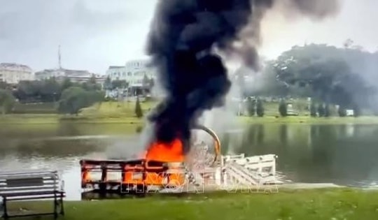 Người dân đốt vàng mã làm cháy phụ kiện trang trí cầu ở hồ Xuân Hương