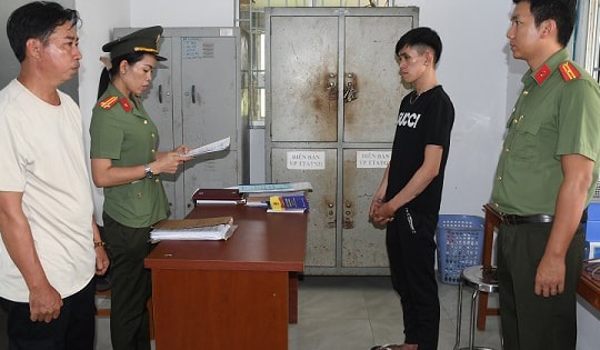 Bắt thanh niên mang súng đến quán nhậu giải quyết mâu thuẫn