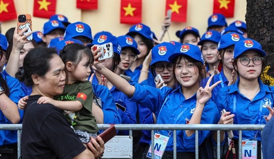 Tình nguyện viên trẻ kể về sự xúc động và tự hào khi được hỗ trợ sơ duyệt diễu binh, diễu hành