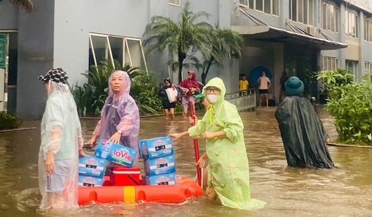 Mưa lớn sau bão, chung cư tại Hà Nội ngập nặng, điện nước tê liệt