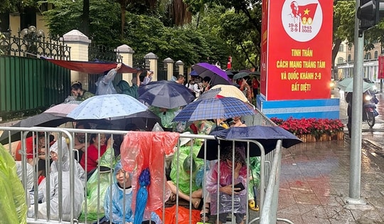 Dù trời mưa, người dân trải bạt giữ chỗ chờ xem Lễ sơ duyệt diễu binh, diễu hành A80