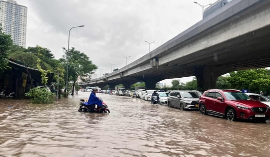 Mưa giảm nhưng nhiều tuyến phố ở Hà Nội vẫn có khả năng ngập úng trong sáng nay
