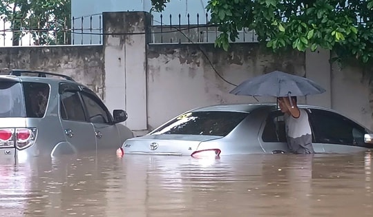 Hàng loạt ô tô ngập nước sau mưa lớn ở Hà Nội, đơn vị nào sẽ chịu trách nhiệm bồi thường?