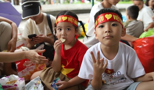 Người dân không ngại mưa gió đi xem sơ duyệt và hành động ấm lòng của các chiến sĩ