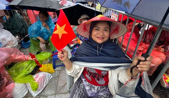 Người dân đội mưa từ đêm hôm trước để chờ xem sơ duyệt vào 27/8, đường Hùng Vương - Trần Phú đã kín chỗ