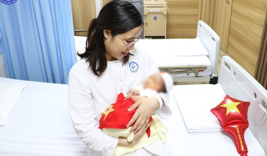 Người mẹ hạnh phúc đón con gái chào đời từ phôi thai trữ đông hơn 1 thập niên trước