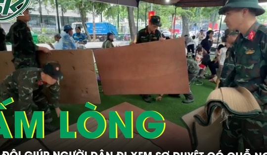 Ấm lòng hình ảnh bộ đội mang chiếu, phản giúp người dân có chỗ ngồi nghỉ để xem sơ duyệt A80