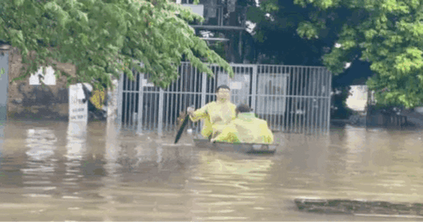 Phố Cầu Cốc, Hà Nội ngập sâu, người dân chèo thuyền để sơ tán