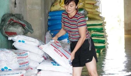Ngậm ngùi nhìn 15 tấn phân bón chìm trong nước lũ, người dân bì bõm cứu vớt tài sản