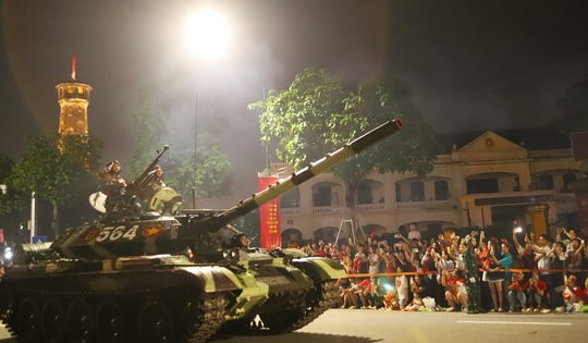 Xem dàn xe tăng hùng dũng tiến qua cột cờ Hà Nội