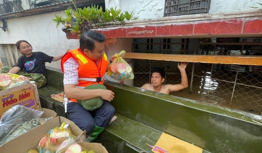 Hàng nghìn ngôi nhà bị ngập sâu, người dân trắng đêm chạy lũ