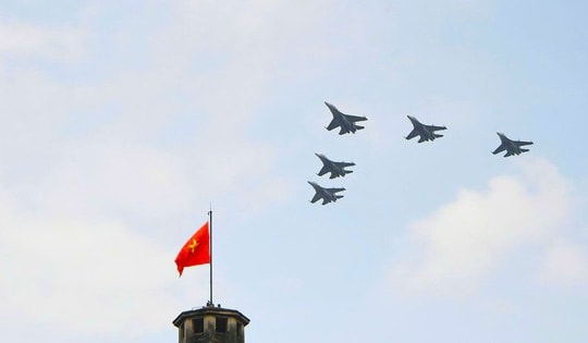 Trực thăng kéo cờ, tiêm kích bay lượn trên bầu trời Ba Đình trước ngày Quốc Khánh