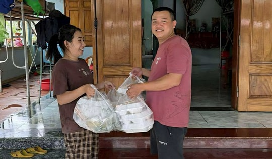 Những suất cơm nghĩa tình