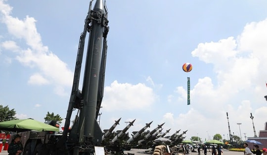 Người dân 'mắt thấy, tay sờ' dàn khí tài 'khủng' tại Triển lãm thành tựu đất nước