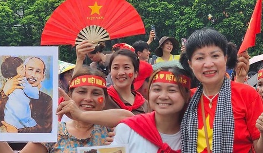 Tặng mỗi người dân 100.000 đồng ăn Tết Độc lập