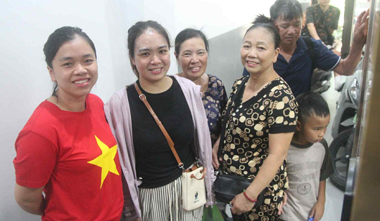 Người phụ nữ cho người lạ đi xem diễu binh, diễu hành ở miễn phí: 'Tôi vẫn luôn sẵn sàng mở cửa đón chào'