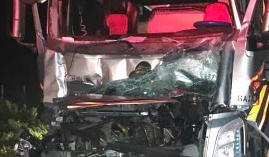 Tài xế xe đầu kéo tử vong sau cú tông mạnh vào đuôi xe đi cùng chiều