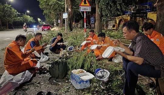 Ngành điện nói gì về suất cơm bình dân đắt đỏ sau bão xôn xao dư luận