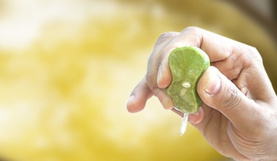 Vì sao khi ăn rau lang nên vắt thêm vài giọt chanh?