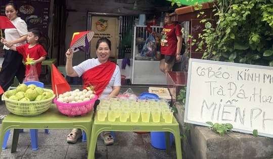 Người phụ nữ phát trứng, hoa quả, nước miễn phí cho người xem diễu binh: 'Tôi sẽ làm nhiều thêm gấp 3 lần nữa'