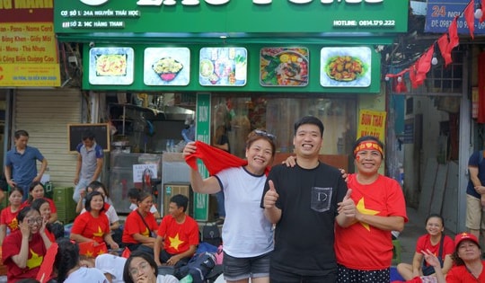 Bún hải sản miễn phí ấm lòng người dân đi xem A80

