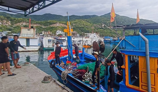 Du khách than phiền, khó chịu vì chen chúc với tàu cá tại vịnh Vĩnh Hy