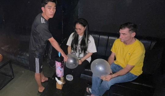 TPHCM: Khởi tố 9 đối tượng tại hai nhà hàng kinh doanh khí cười trái phép